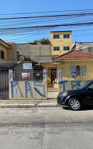 Casa à venda com 250m², 2 quartos e 3 vagas Casa à venda com 250m², 2 quartos e 3 vagasFachada