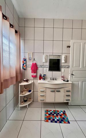 Casa à venda com 295m², 4 quartos e 3 vagasBanheiro 1
