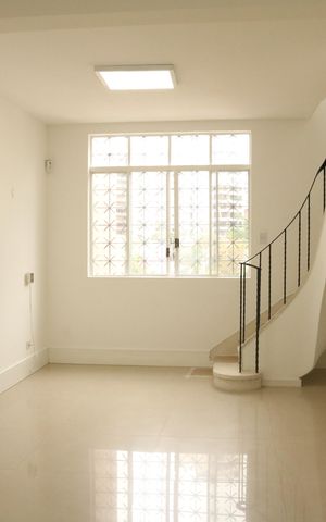 Casa à venda com 240m², 5 quartos e 2 vagasSala