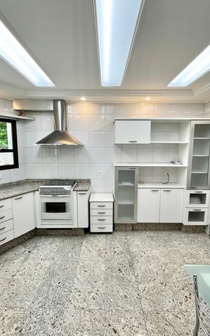 Casa à venda com 465m², 4 quartos e 7 vagas Casa à venda com 465m², 4 quartos e 7 vagasCozinha