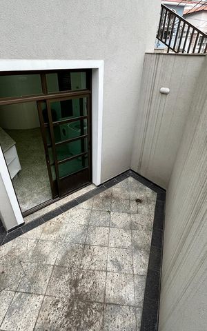 Casa à venda com 465m², 4 quartos e 7 vagas Casa à venda com 465m², 4 quartos e 7 vagasÁrea externa