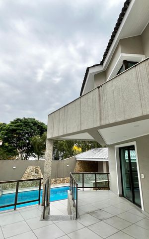 Casa à venda com 465m², 4 quartos e 7 vagas Casa à venda com 465m², 4 quartos e 7 vagasÁrea externa