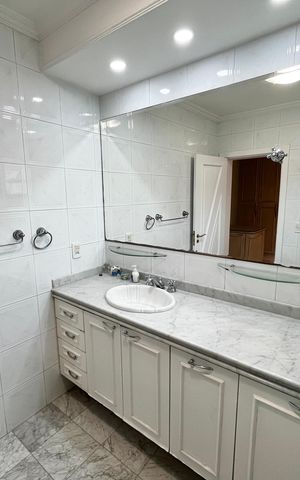 Casa à venda com 465m², 4 quartos e 7 vagas Casa à venda com 465m², 4 quartos e 7 vagasBanheiro da Suíte 2