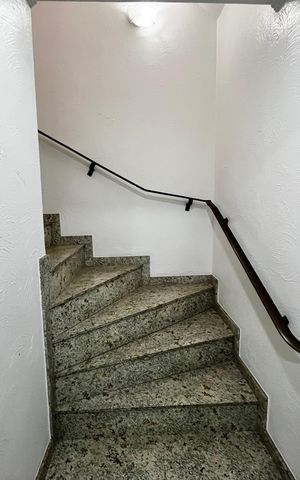 Casa à venda com 465m², 4 quartos e 7 vagas Casa à venda com 465m², 4 quartos e 7 vagasEscada P/ Sala