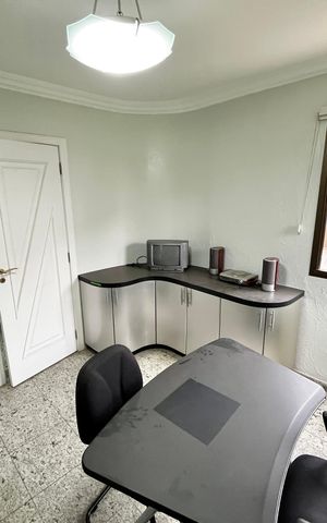 Casa à venda com 465m², 4 quartos e 7 vagas Casa à venda com 465m², 4 quartos e 7 vagasEscritório