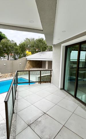 Casa à venda com 465m², 4 quartos e 7 vagas Casa à venda com 465m², 4 quartos e 7 vagasÁrea externa