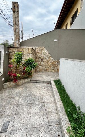 Casa à venda com 465m², 4 quartos e 7 vagas Casa à venda com 465m², 4 quartos e 7 vagasÁrea externa