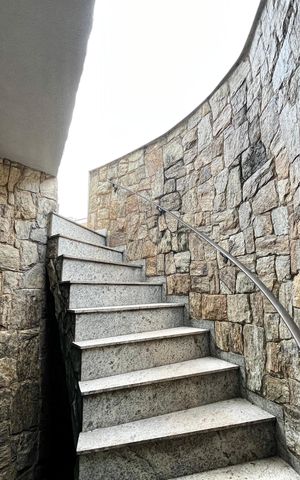 Casa à venda com 465m², 4 quartos e 7 vagas Casa à venda com 465m², 4 quartos e 7 vagasEscada