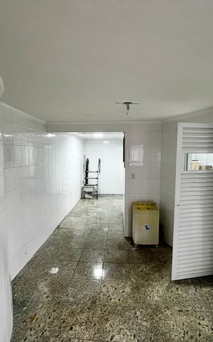 Casa à venda com 465m², 4 quartos e 7 vagas Casa à venda com 465m², 4 quartos e 7 vagasSaúna