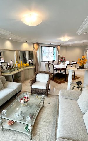 Casa à venda com 465m², 4 quartos e 7 vagas Casa à venda com 465m², 4 quartos e 7 vagasSala