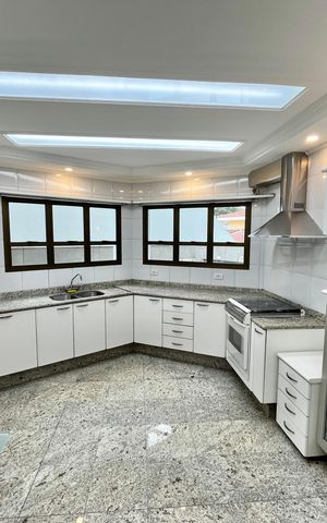 Casa à venda com 465m², 4 quartos e 7 vagas Casa à venda com 465m², 4 quartos e 7 vagasCozinha