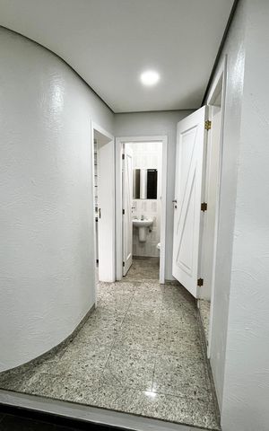 Casa à venda com 465m², 4 quartos e 7 vagas Casa à venda com 465m², 4 quartos e 7 vagasCorredor