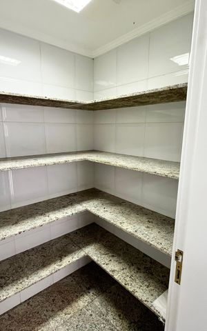 Casa à venda com 465m², 4 quartos e 7 vagas Casa à venda com 465m², 4 quartos e 7 vagasDispensa
