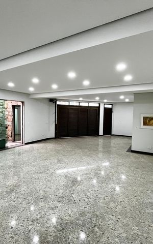 Casa à venda com 465m², 4 quartos e 7 vagas Casa à venda com 465m², 4 quartos e 7 vagasGaragem / Salão de Festa