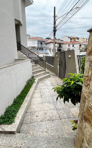 Casa à venda com 465m², 4 quartos e 7 vagas Casa à venda com 465m², 4 quartos e 7 vagasÁrea externa