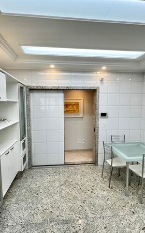 Casa à venda com 465m², 4 quartos e 7 vagas Casa à venda com 465m², 4 quartos e 7 vagasCozinha
