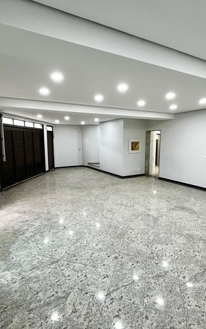 Casa à venda com 465m², 4 quartos e 7 vagas Casa à venda com 465m², 4 quartos e 7 vagasGaragem / Salão de Festa