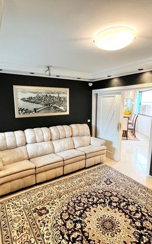 Casa à venda com 465m², 4 quartos e 7 vagas Casa à venda com 465m², 4 quartos e 7 vagasSala de TV