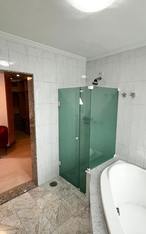 Casa à venda com 465m², 4 quartos e 7 vagas Casa à venda com 465m², 4 quartos e 7 vagasBanheiro da Suíte 3