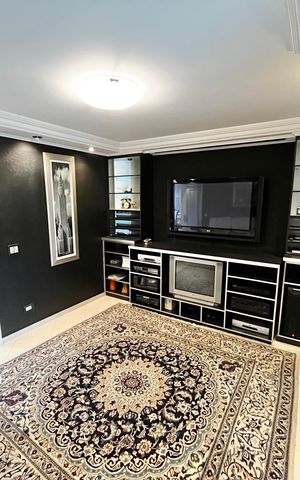 Casa à venda com 465m², 4 quartos e 7 vagas Casa à venda com 465m², 4 quartos e 7 vagasSala de TV