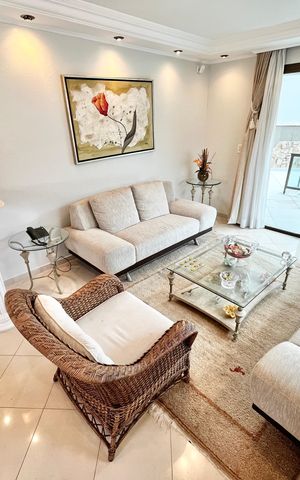 Casa à venda com 465m², 4 quartos e 7 vagas Casa à venda com 465m², 4 quartos e 7 vagasSala