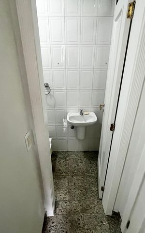 Casa à venda com 465m², 4 quartos e 7 vagas Casa à venda com 465m², 4 quartos e 7 vagasBanheiro de serviço