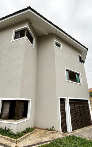 Casa à venda com 465m², 4 quartos e 7 vagas Casa à venda com 465m², 4 quartos e 7 vagasFachada da Casa