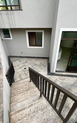 Casa à venda com 465m², 4 quartos e 7 vagas Casa à venda com 465m², 4 quartos e 7 vagasÁrea externa