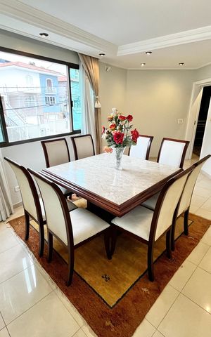 Casa à venda com 465m², 4 quartos e 7 vagas Casa à venda com 465m², 4 quartos e 7 vagasSala