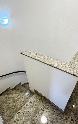 Casa à venda com 465m², 4 quartos e 7 vagas Casa à venda com 465m², 4 quartos e 7 vagasEscada