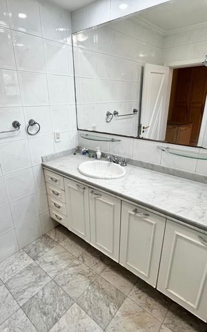 Casa à venda com 465m², 4 quartos e 7 vagas Casa à venda com 465m², 4 quartos e 7 vagasBanheiro da Suíte 2