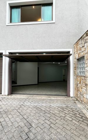 Casa à venda com 465m², 4 quartos e 7 vagas Casa à venda com 465m², 4 quartos e 7 vagasGaragem