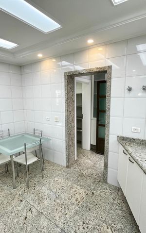 Casa à venda com 465m², 4 quartos e 7 vagas Casa à venda com 465m², 4 quartos e 7 vagasCozinha