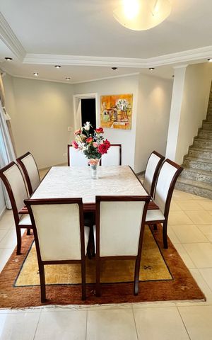 Casa à venda com 465m², 4 quartos e 7 vagas Casa à venda com 465m², 4 quartos e 7 vagasSala