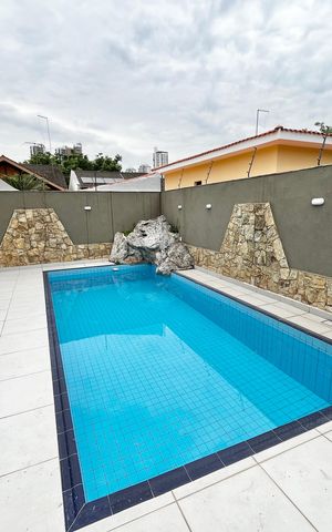 Casa à venda com 465m², 4 quartos e 7 vagas Casa à venda com 465m², 4 quartos e 7 vagasPiscina