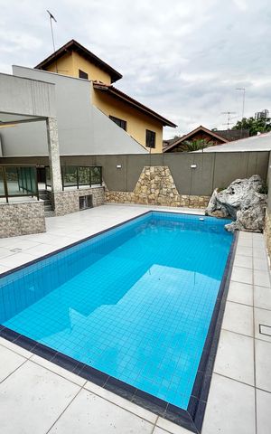 Casa à venda com 465m², 4 quartos e 7 vagas Casa à venda com 465m², 4 quartos e 7 vagasPiscina