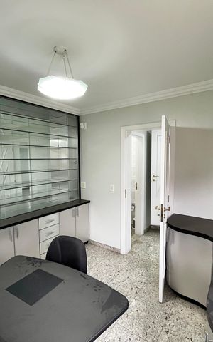 Casa à venda com 465m², 4 quartos e 7 vagas Casa à venda com 465m², 4 quartos e 7 vagasEscritório
