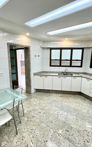 Casa à venda com 465m², 4 quartos e 7 vagas Casa à venda com 465m², 4 quartos e 7 vagasCozinha