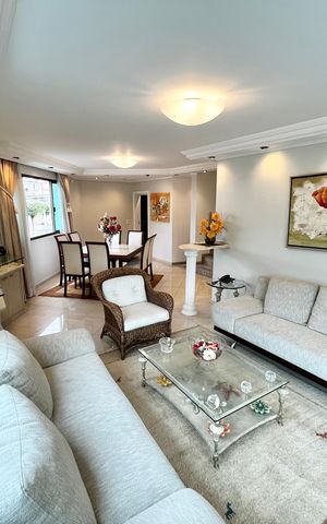 Casa à venda com 465m², 4 quartos e 7 vagas Casa à venda com 465m², 4 quartos e 7 vagasSala