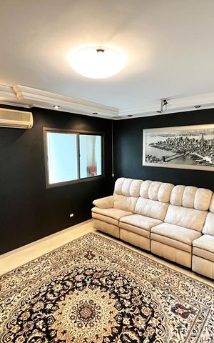 Casa à venda com 465m², 4 quartos e 7 vagas Casa à venda com 465m², 4 quartos e 7 vagasSala de TV