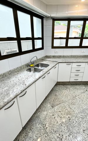 Casa à venda com 465m², 4 quartos e 7 vagas Casa à venda com 465m², 4 quartos e 7 vagasCozinha