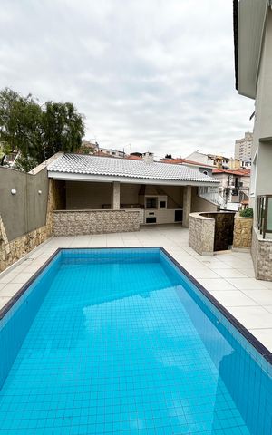 Casa à venda com 465m², 4 quartos e 7 vagas Casa à venda com 465m², 4 quartos e 7 vagasPiscina