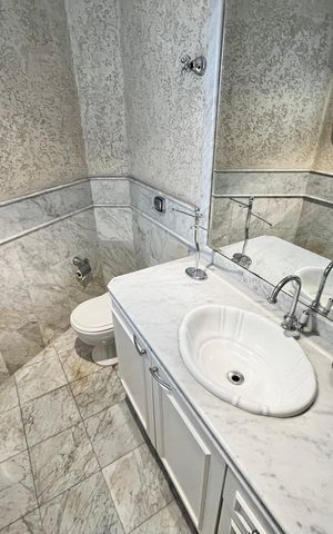 Casa à venda com 465m², 4 quartos e 7 vagas Casa à venda com 465m², 4 quartos e 7 vagasLavabo