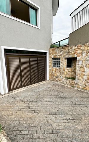 Casa à venda com 465m², 4 quartos e 7 vagas Casa à venda com 465m², 4 quartos e 7 vagasGaragem