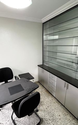 Casa à venda com 465m², 4 quartos e 7 vagas Casa à venda com 465m², 4 quartos e 7 vagasEscritório