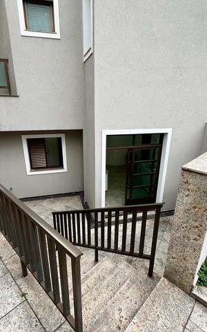 Casa à venda com 465m², 4 quartos e 7 vagas Casa à venda com 465m², 4 quartos e 7 vagasÁrea externa