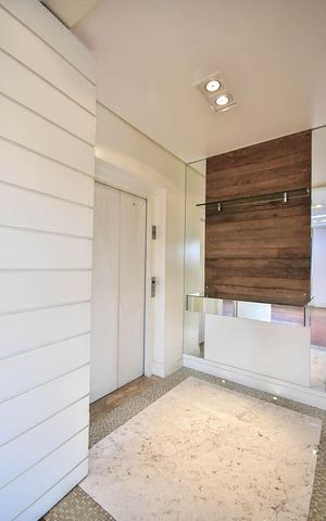 Apartamento à venda com 206m², 3 quartos e 4 vagas Apartamento à venda com 206m², 3 quartos e 4 vagasHall Privativo