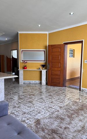 Casa à venda com 320m², 5 quartos e 3 vagas Casa à venda com 320m², 5 quartos e 3 vagasSala