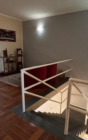 Casa à venda com 320m², 5 quartos e 3 vagas Casa à venda com 320m², 5 quartos e 3 vagasEscada