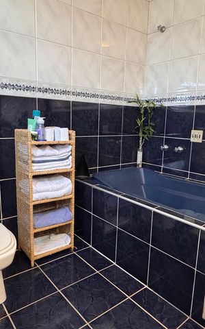 Casa à venda com 320m², 5 quartos e 3 vagas Casa à venda com 320m², 5 quartos e 3 vagasBanheiro da Suíte